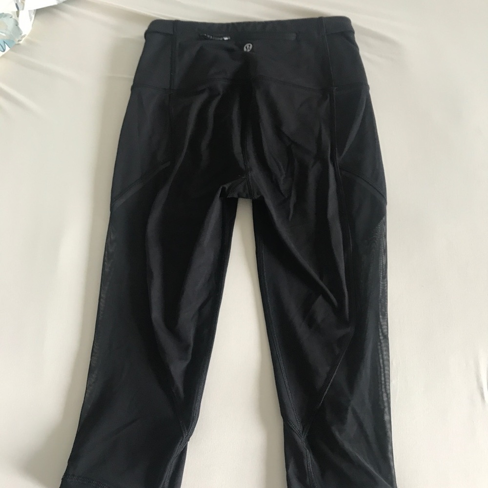black lululemon cropped leggings